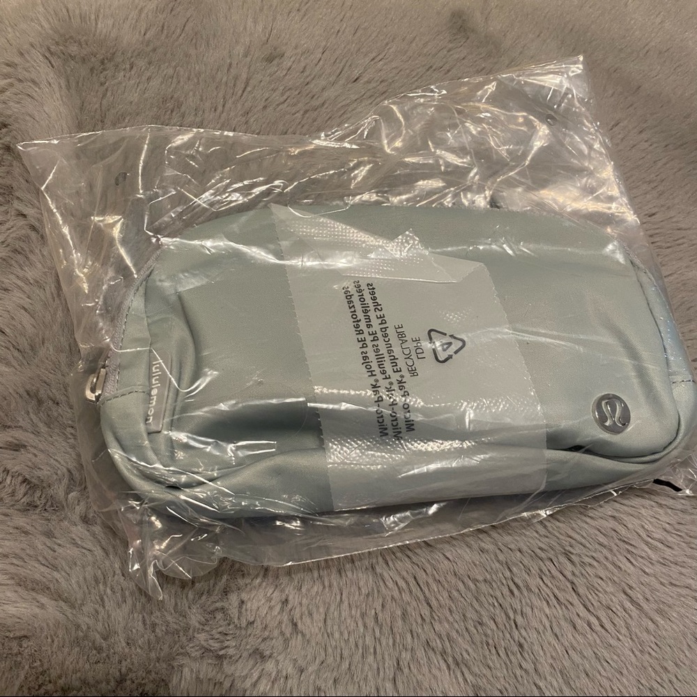 Lululemon everywhere belt bag